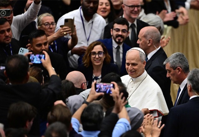 Pope Leo XIV (Centre R) meets with journalists using smartphones during an audience to representatives of the media, at Paul-VI hall in The Vatican, on May 12, 2025 (AFP photo)